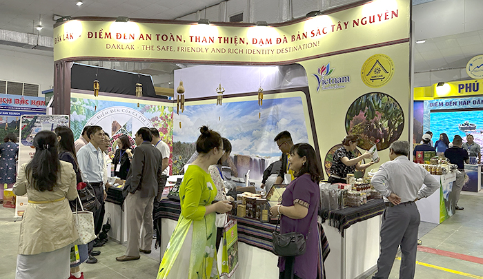 Du khách tìm hiểu các sản phẩm OCOP của Đắk Lắk tại Hội chợ
